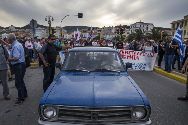 Midilli Adası'nda sığınmacı protestosunda arbede