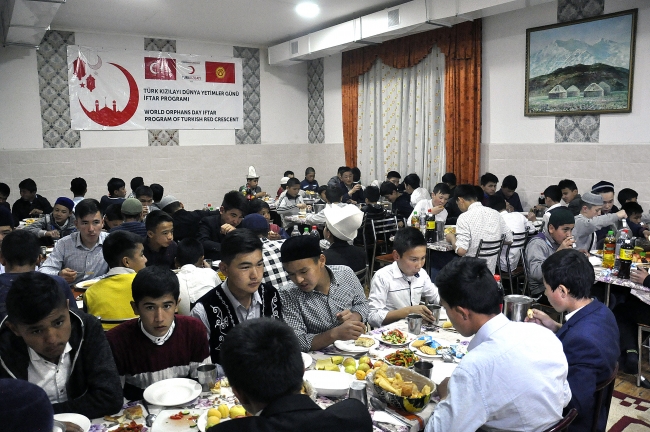 Türk Kızılayı'ndan yetimlere iftar