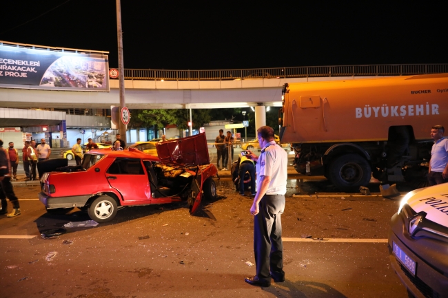 Ankara'da kontrolden çıkan otomobil belediye aracına çarptı