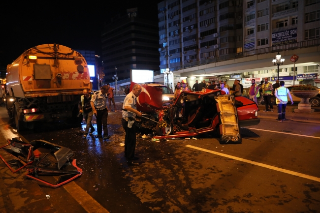 Ankara'da kontrolden çıkan otomobil belediye aracına çarptı