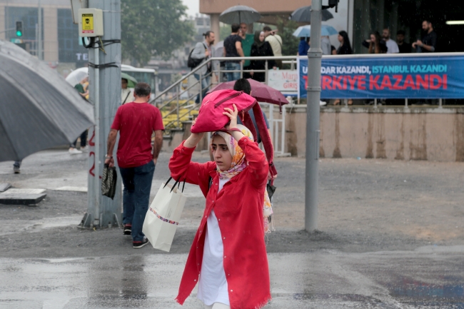 Şiddetli yağış İstanbul'u etkisi altına aldı