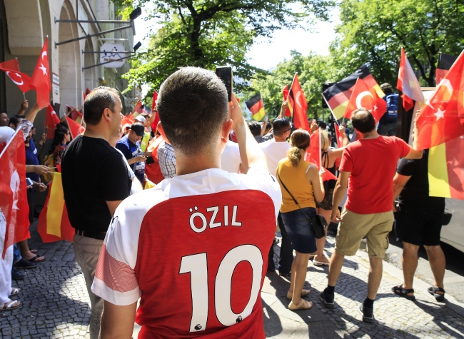 Almanya'da gurbetçilerden Mesut Özil'e destek gösterisi