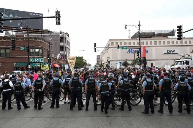 Chicago'da artan şiddet olayları protesto edildi