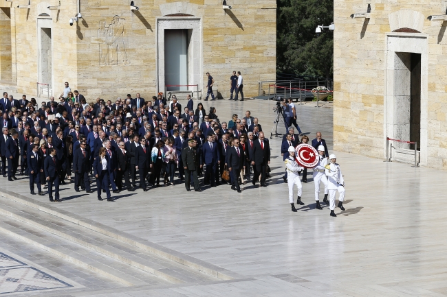 Dışişleri Bakanı Çavuşoğlu büyükelçilerle Anıtkabir'i ziyaret etti