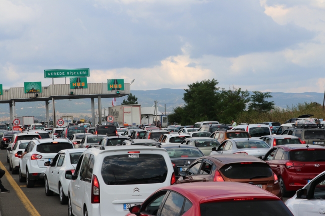 TEM Bolu geçişinde 30 kilometrelik araç kuyruğu