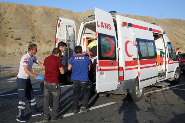 Erzincan'da trafik kazası: 7 kişi hayatını kaybetti