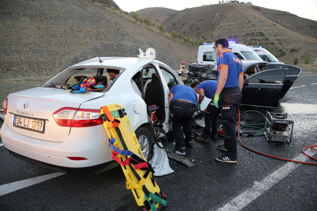 Erzincan'da trafik kazası: 7 kişi hayatını kaybetti