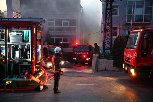 Başakşehir'de çorap fabrikasında yangın