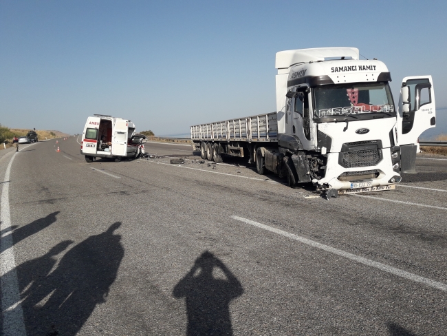 Van'da tır ile ambulans çarpıştı: 4 yaralı