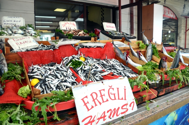 Karadeniz hamsisi tezgahlardaki yerini aldı