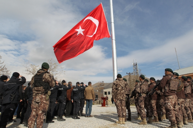 Hakkari'de dev Türk bayrağı göndere çekildi