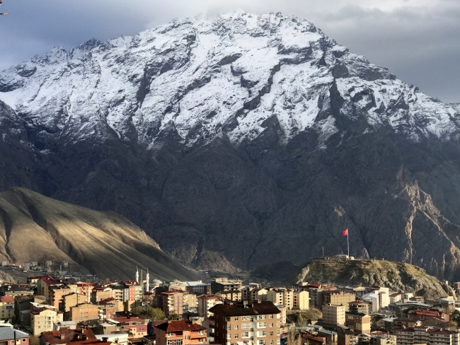 Hakkari'de dev Türk bayrağı göndere çekildi