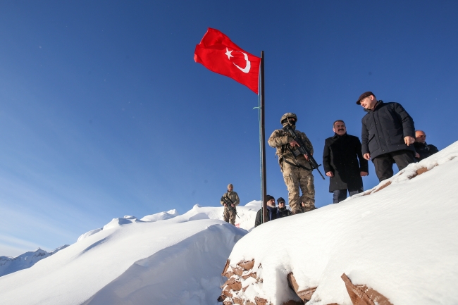 İçişleri Bakanı Soylu Hakkari'de üs bölgesinde