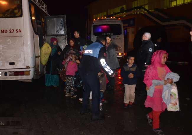 Adana'da tarım işçilerinin çadırlarını su bastı