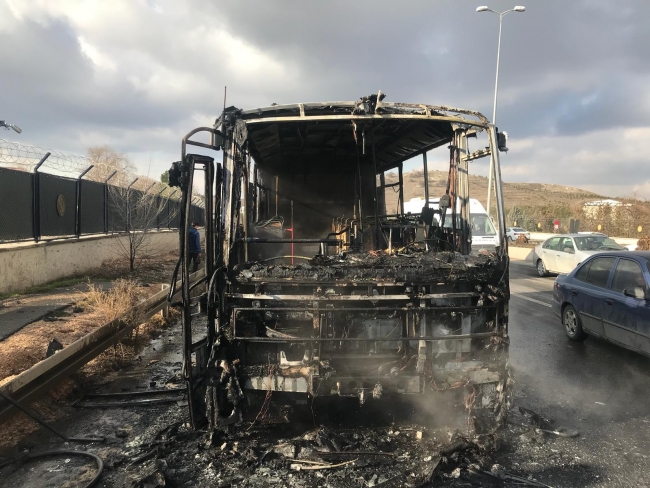 Ankara'da seyir halindeki özel halk otobüsü alev aldı