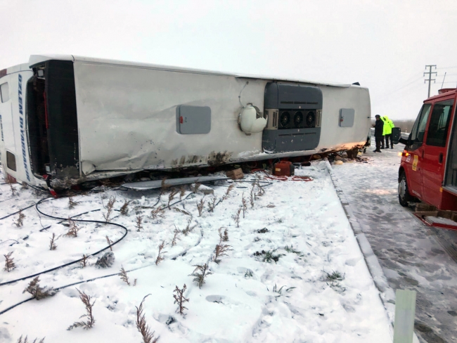 Konya'da yolcu otobüsü devrildi: 1 ölü, 17 yaralı