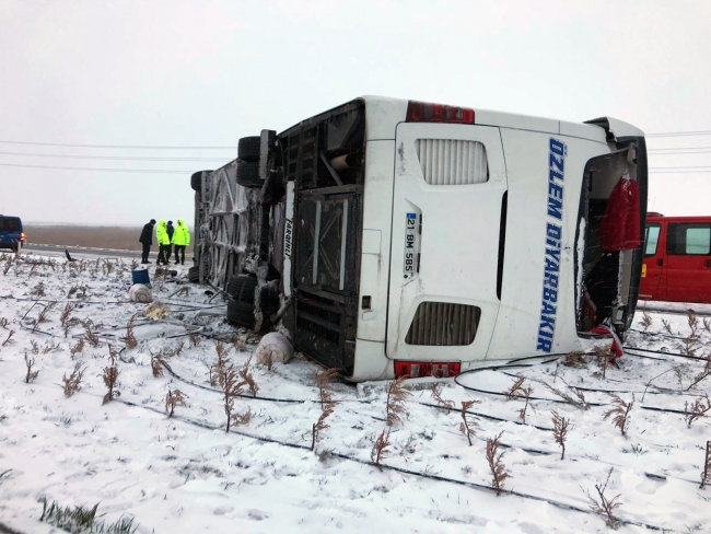 Konya'da yolcu otobüsü devrildi: 1 ölü, 17 yaralı