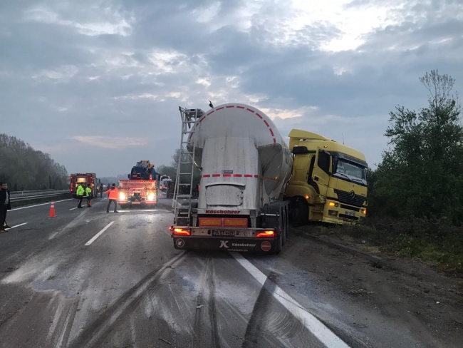 Sakarya'da yolcu otobüsü devrildi: 32 yaralı