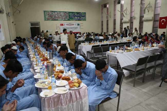 Türk Kızılaydan Pakistan'da 500 yetime iftar