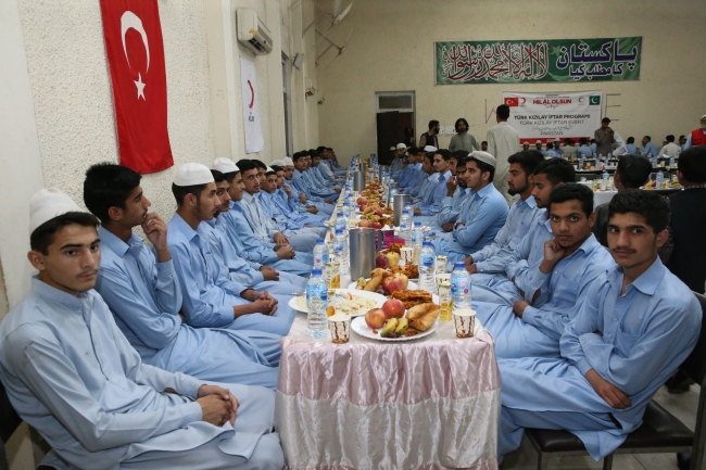 Türk Kızılaydan Pakistan'da 500 yetime iftar