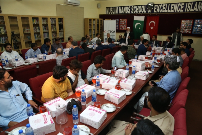 TİKA'dan Pakistanlı yetimlere gıda yardımı ve iftar