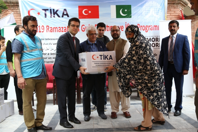 TİKA'dan Pakistanlı yetimlere gıda yardımı ve iftar