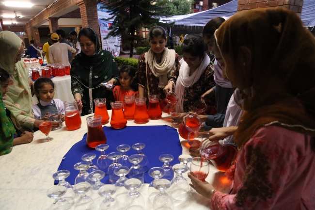 TİKA'dan Pakistanlı yetimlere gıda yardımı ve iftar