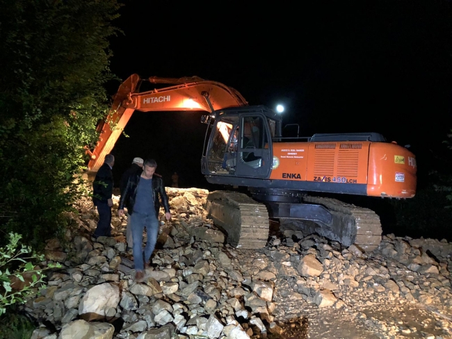 Düzce'de su baskını ve toprak kayması: 10 kişi mahsur kaldı