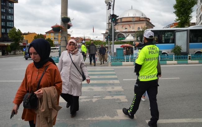 Kırmızı ışıkta geçen yayalara 108'er lira para cezası