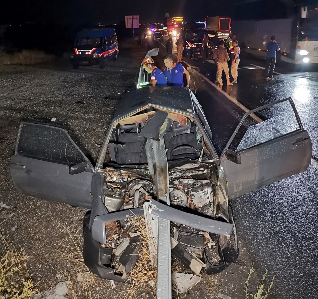 Kontrolden çıkan otomobile bariyerler ok gibi saplandı