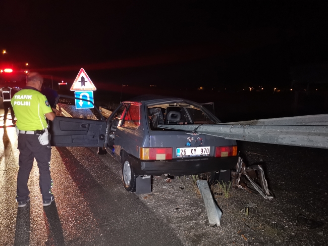 Kontrolden çıkan otomobile bariyerler ok gibi saplandı