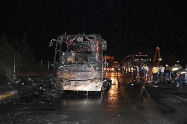 İzmir'de seyir halindeki otobüste yangın çıktı