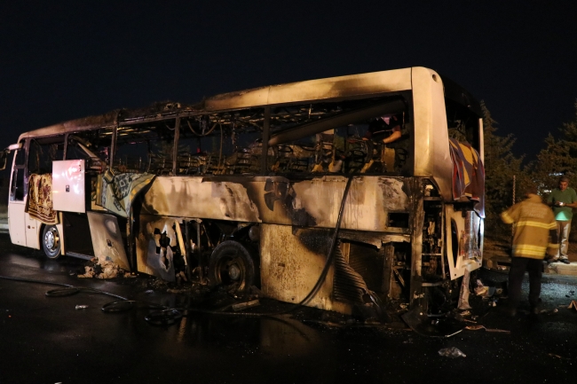 İzmir'de seyir halindeki otobüste yangın çıktı