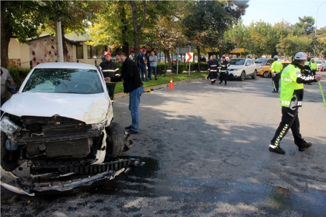 Sürücüsü polisten kaçan taksi üç otomobile çarptı