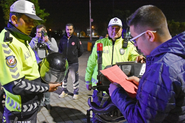 Anneden kask takmayan oğluna polise yakalatmalı doğum günü sürprizi