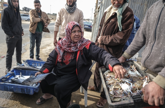 Ümmü Cemil el-Ekra Gazze Şeridi'nde uzun yıllardır balık satıyor. Fotoğraf: AA