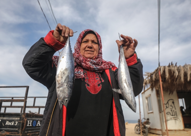 Ümmü Cemil el-Ekra Gazze Şeridi'nde uzun yıllardır balık satıyor. Fotoğraf: AA