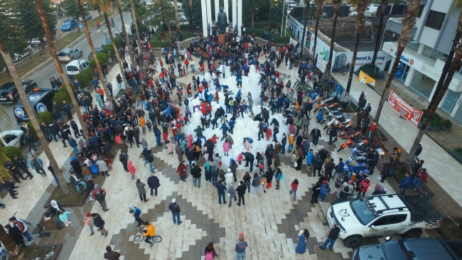 Antalya'da çocukların kar sevinci