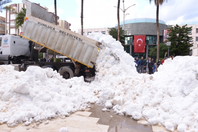 Antalya'da çocukların kar sevinci