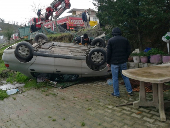 Beykoz'da otomobil evin bahçesine uçtu