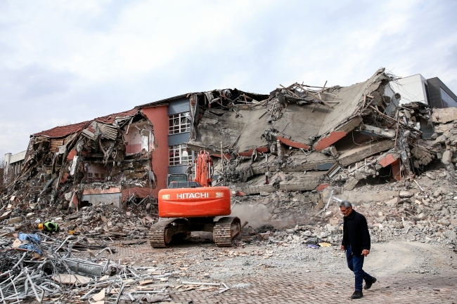 Elazığ'daki depremde hasar gören okullar yıkılıyor