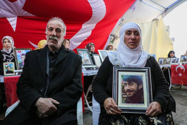 Van'nın Gürpınar ilçesinden oğulları Mikail için oturma eylemine katılan Yusuf Erdinç (solda) ve anne Gevez Erdinç (sağda) açıklamalarda bulundu.