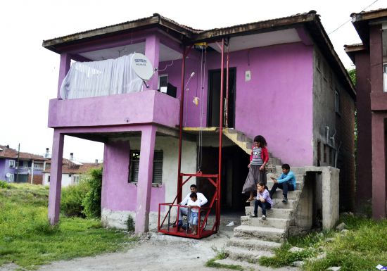 Kendisi gibi engelli arkadaşı için asansör yaptı