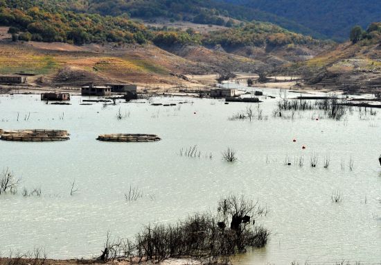 Sular çekilince köy ortaya çıktı