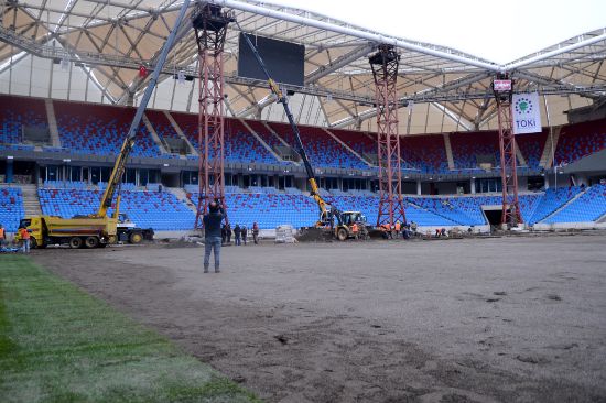 Akyazı Stadı'nda çimlendirme çalışmaları devam ediyor