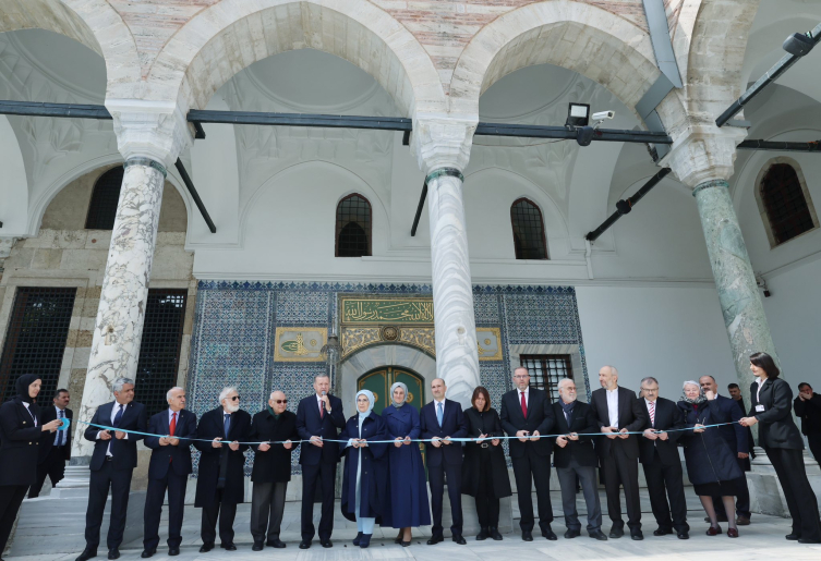 Cumhurbaşkanı Erdoğan ile eşi Emine Erdoğan Hırka-i Şerif'i ziyaret etti