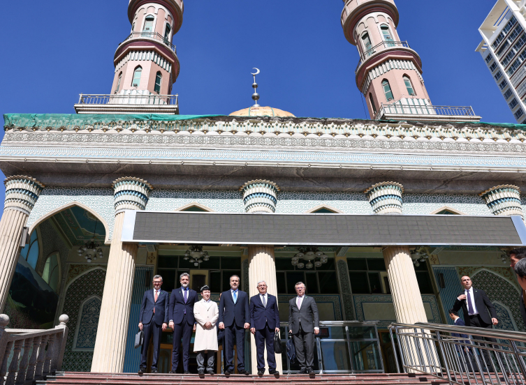 Bakan Fidan Urumçi'de Yanghang Camii'ni ve Uluslararası Büyük Pazar'ı ziyaret etti