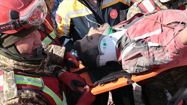 Depremin 296. saatinde üç kişi kurtarıldı, çıkarılanlardan biri hayatını kaybetti