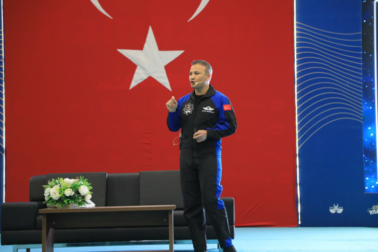 Astronot Gezeravcı Elazığ'da öğrencilerle buluştu