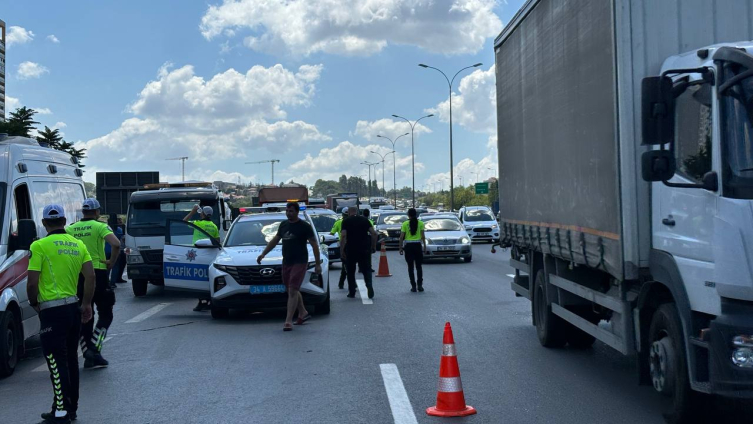 İstanbul'da 5 aracın karıştığı zincirleme kazada 8 kişi yaralandı